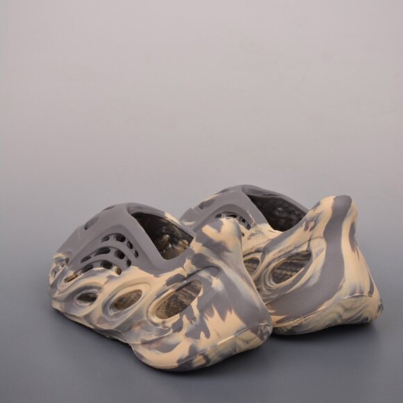 Yeezy Foam Runner Grey Clogs - Picture 2 of 9